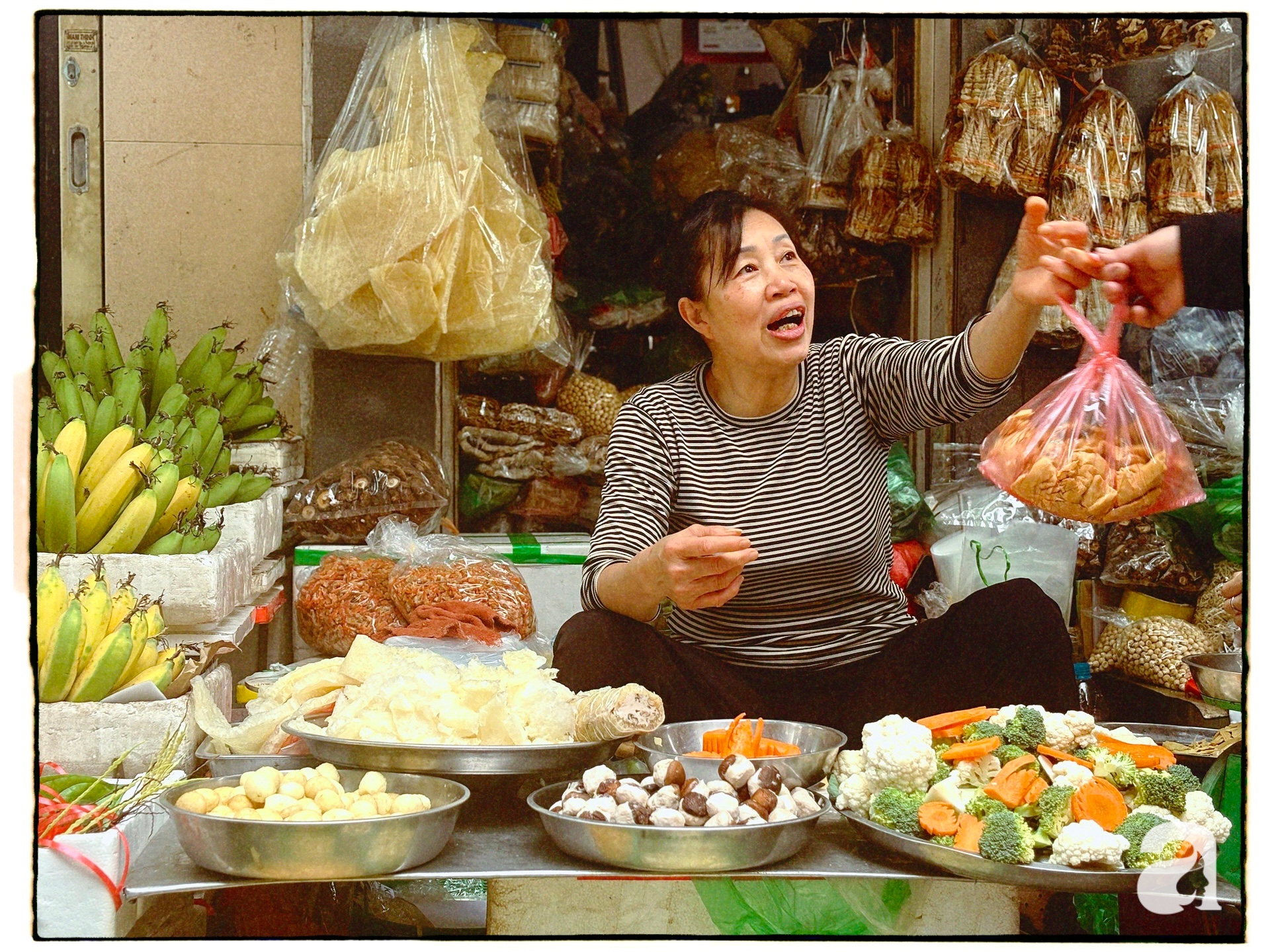 Cô Hoa bán canh bóng được các nàng dâu phố tuyệt đối tin yêu: Vụng đến đâu gặp cô cũng thành chuẩn Tràng An! - Ảnh 1.