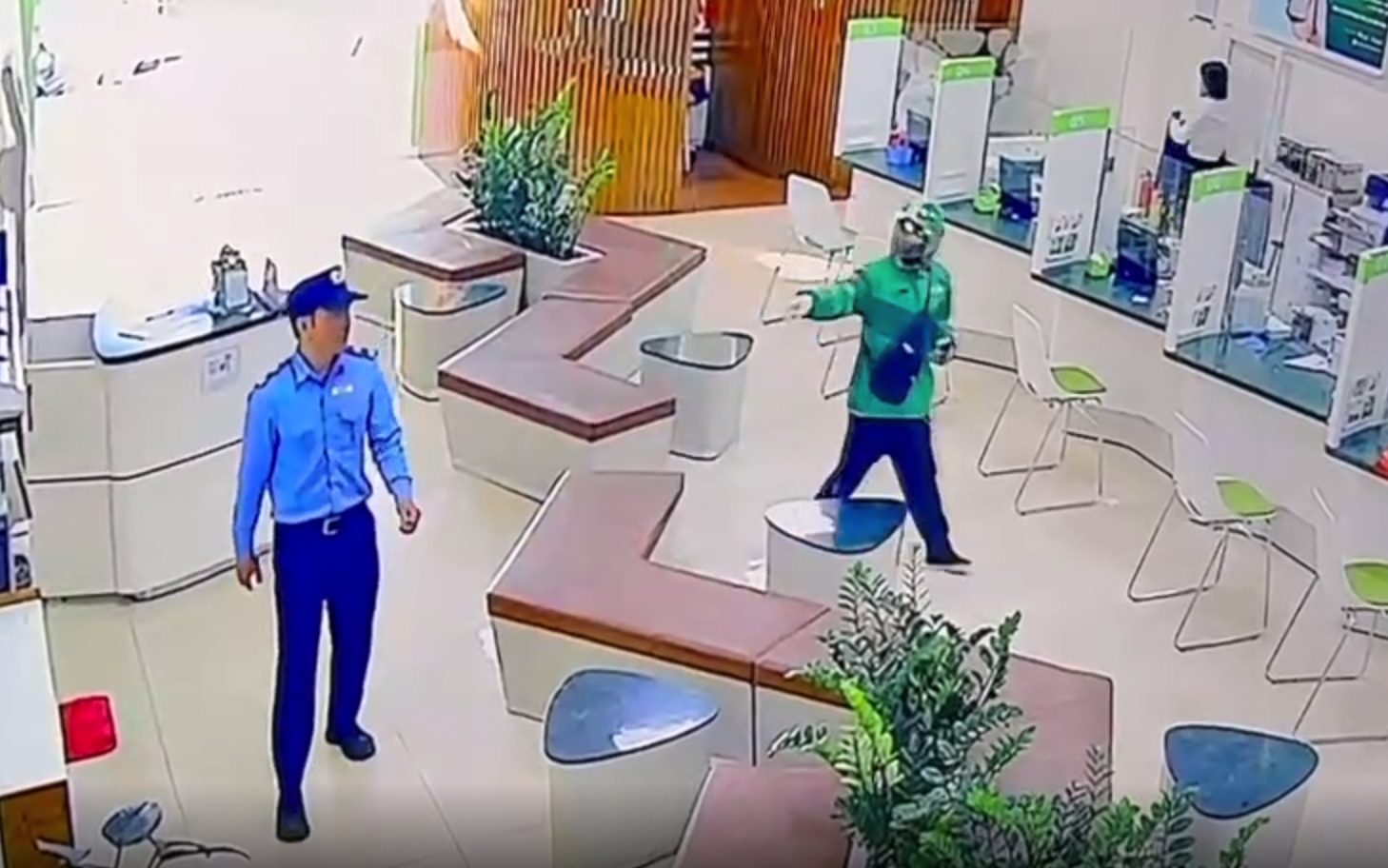 Cận cảnh hiện trường bắt giữ, truy l&ugrave;ng 2 t&ecirc;n cướp ng&acirc;n h&agrave;ng Gia Lai của h&agrave;ng trăm CBCS c&ocirc;ng an từ 9 đơn vị - Ảnh 14.