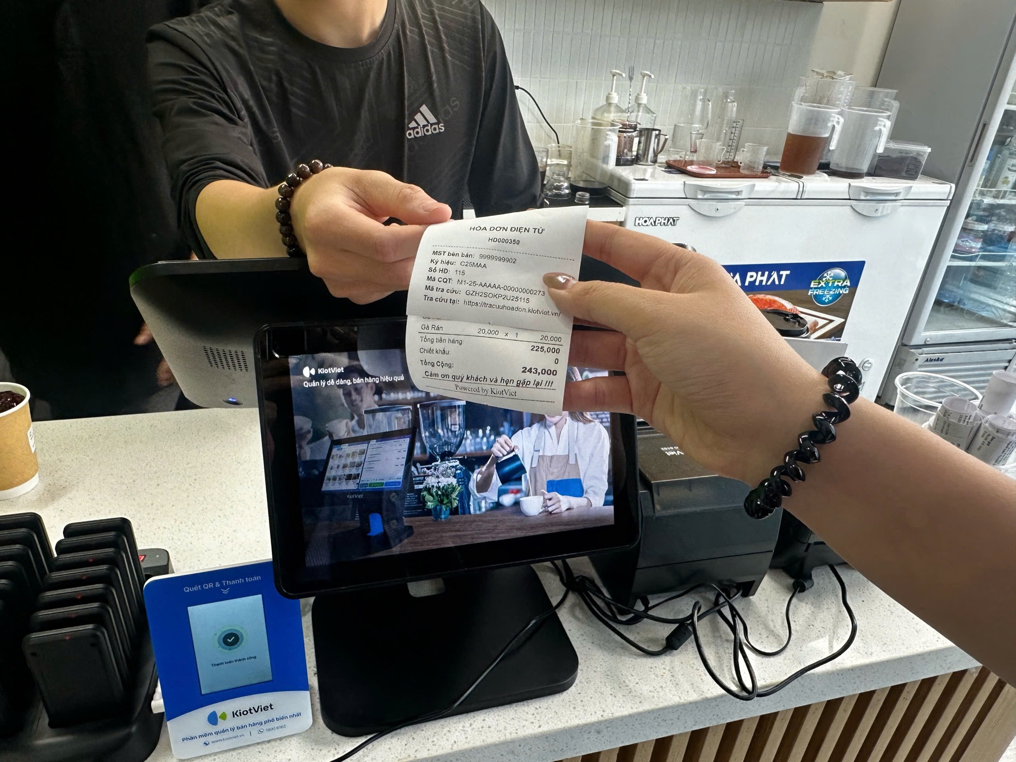 Hộ kinh doanh k&ecirc;u &acirc;m vốn v&igrave; b&aacute;n b&aacute;nh m&igrave; từ 5.000 đồng nhưng chi ph&iacute; xuất h&oacute;a đơn điện tử l&ecirc;n đến 1.000 đồng: Cục Thuế n&oacute;i g&igrave;? - Ảnh 1.