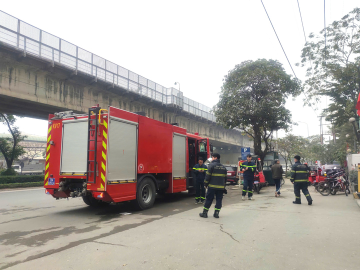 Ch&aacute;y căn hộ chung cư Ecohome 2 ở H&agrave; Nội: Người d&acirc;n th&aacute;o chạy hoảng loạn - Ảnh 2.