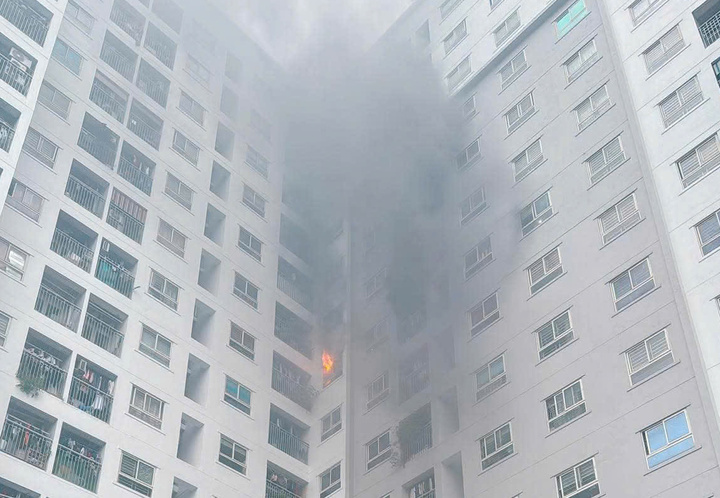 Ch&aacute;y căn hộ chung cư Ecohome 2 ở H&agrave; Nội: Người d&acirc;n th&aacute;o chạy hoảng loạn - Ảnh 1.