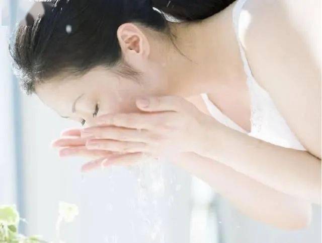 D&ugrave; kh&ocirc;ng thức khuya nhưng h&agrave;ng ng&agrave;y vẫn l&agrave;m 5 việc n&agrave;y th&igrave; chẳng mấy m&agrave; gi&agrave;, collagen mất dần khiến chị em 30 tuổi tr&ocirc;ng như 50 - Ảnh 4.