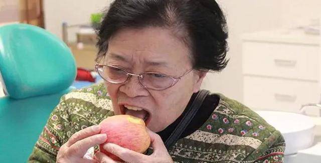 Người phụ nữ 50 tuổi kiên trì đánh răng bằng nước muối: Sau 1 năm, kết quả khám răng khiến cả nhà giật mình - Ảnh 2.