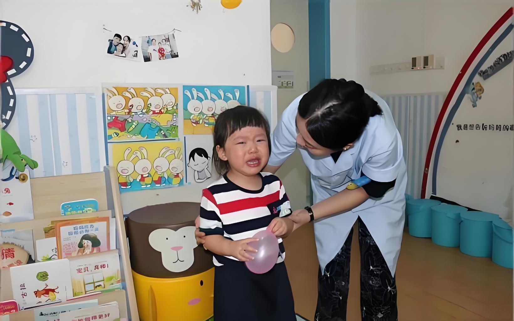 B&eacute; g&aacute;i 4 tuổi đi học mầm non nhưng nh&agrave; trường khuy&ecirc;n n&ecirc;n nghỉ học, người mẹ t&igrave;m gi&aacute;o vi&ecirc;n hỏi cho ra lẽ rồi chết sững- Ảnh 1.