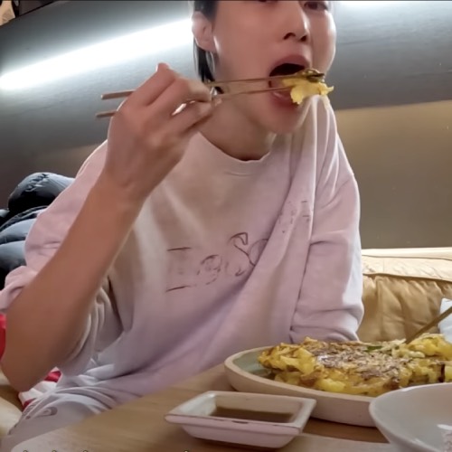 Mẫu H&agrave;n 42 tuổi 