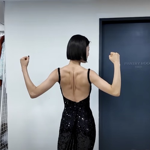 Mẫu H&agrave;n 42 tuổi 