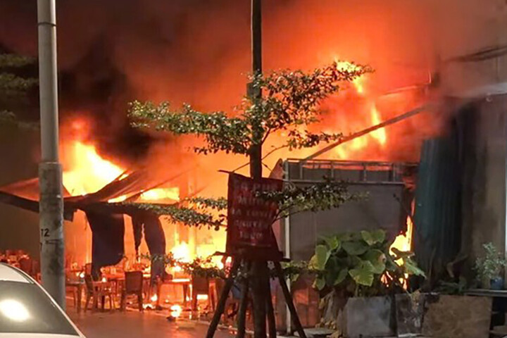 Ch&aacute;y qu&aacute;n c&agrave; ph&ecirc; ở H&agrave; Nội: Nguy&ecirc;n nh&acirc;n v&agrave; thiệt hại chưa được x&aacute;c định - Ảnh 2.