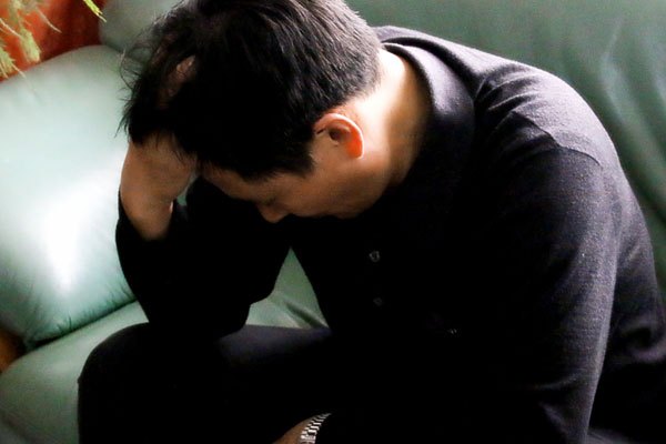 Người đàn ông 55 tuổi tự ý uống hormone để "lấy lại phong độ", vài tháng sau hoảng loạn: Bác sĩ cảnh báo sai lầm nhiều quý ông đang mắc - Ảnh 1.