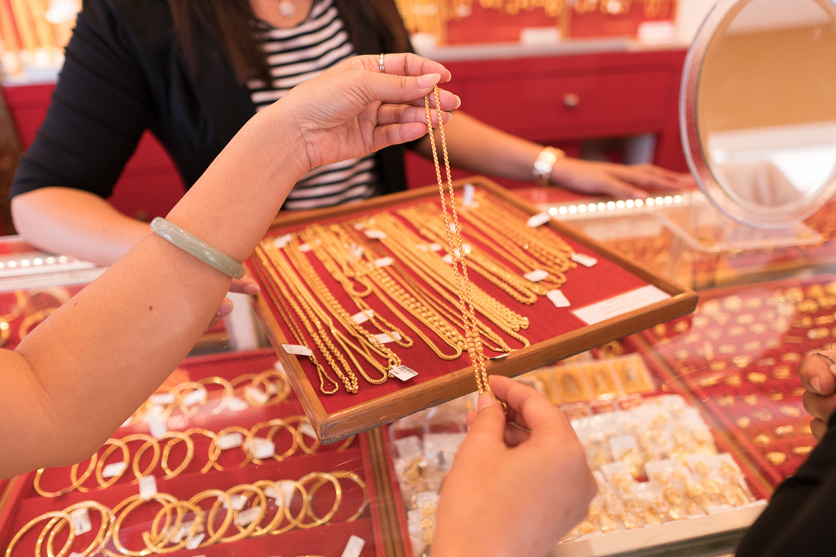 Kh&aacute;ch h&agrave;ng ph&aacute;t hiện bi th&eacute;p trong v&ograve;ng v&agrave;ng g&atilde;y tại Th&acirc;m Quyến, chuyện g&igrave; đang xảy ra? - Ảnh 1.