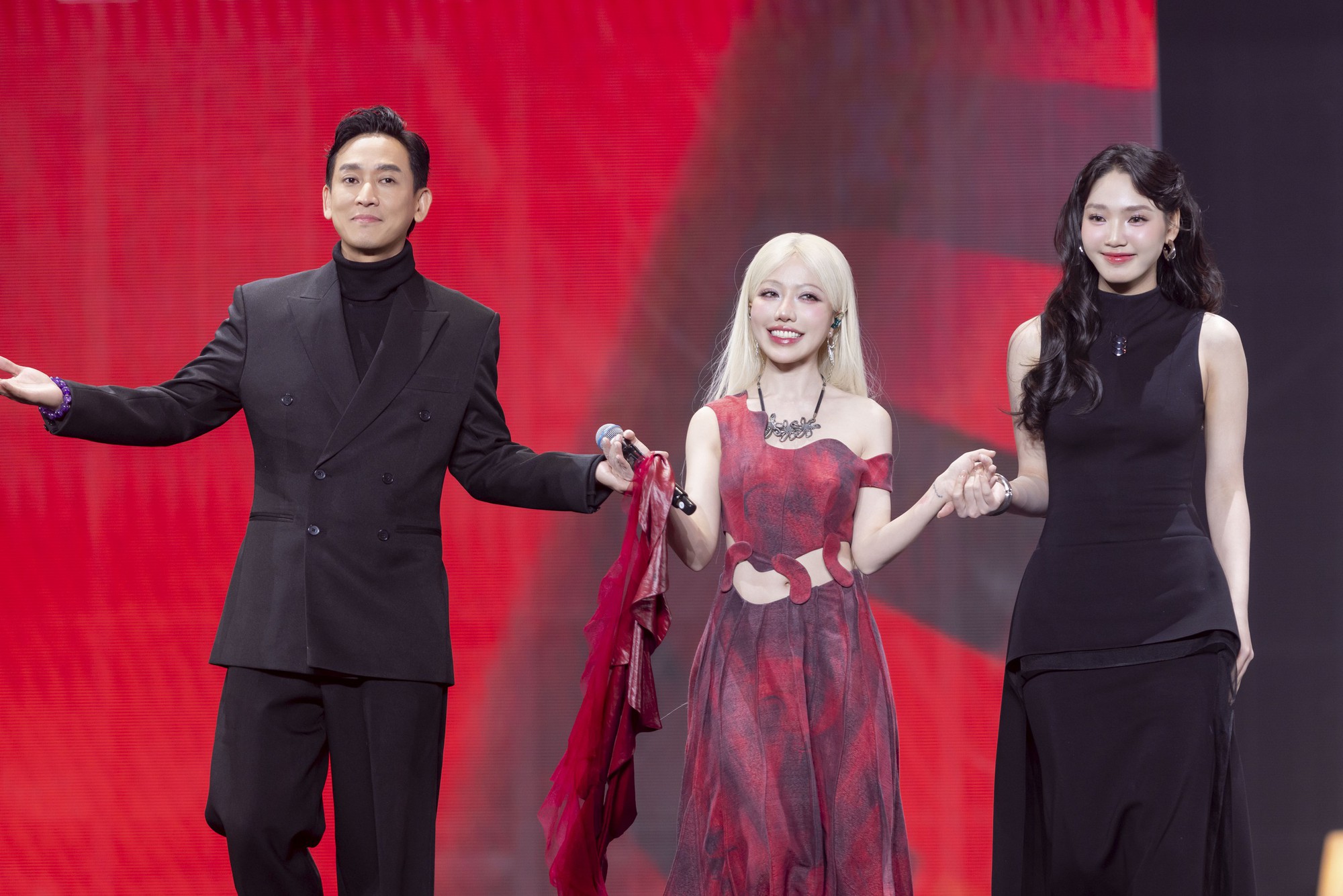 Hậu trường WeChoice Awards 2025: Khoảnh khắc ngọt ng&agrave;o của cặp sao Việt lệch tuổi 29 - Ảnh 4.