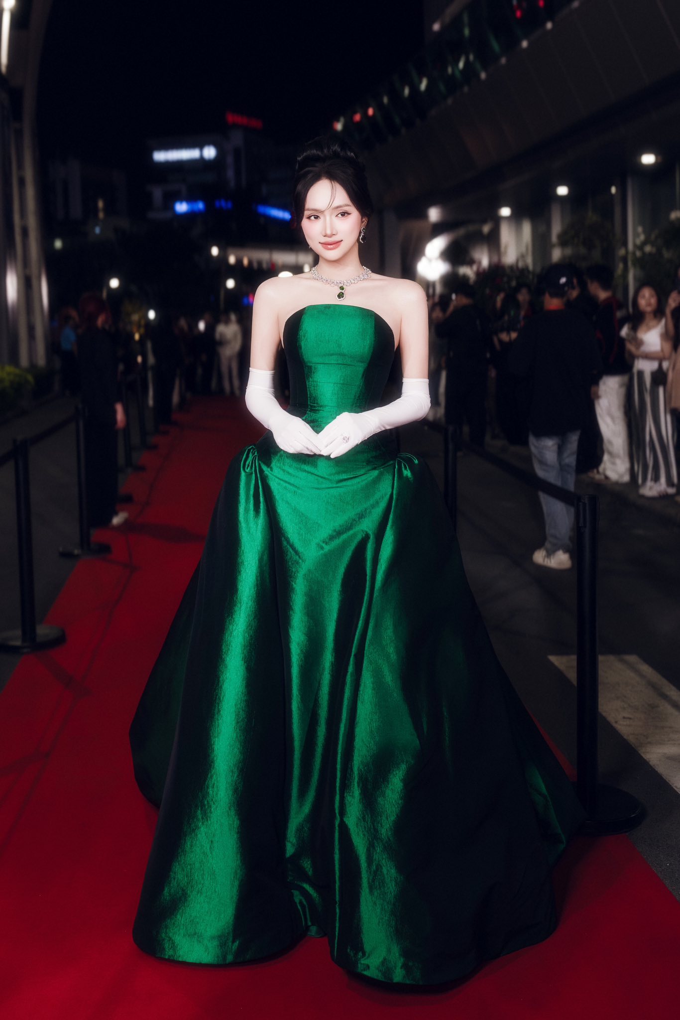 Hương Giang đẹp nuột, eo thắt bé xíu 