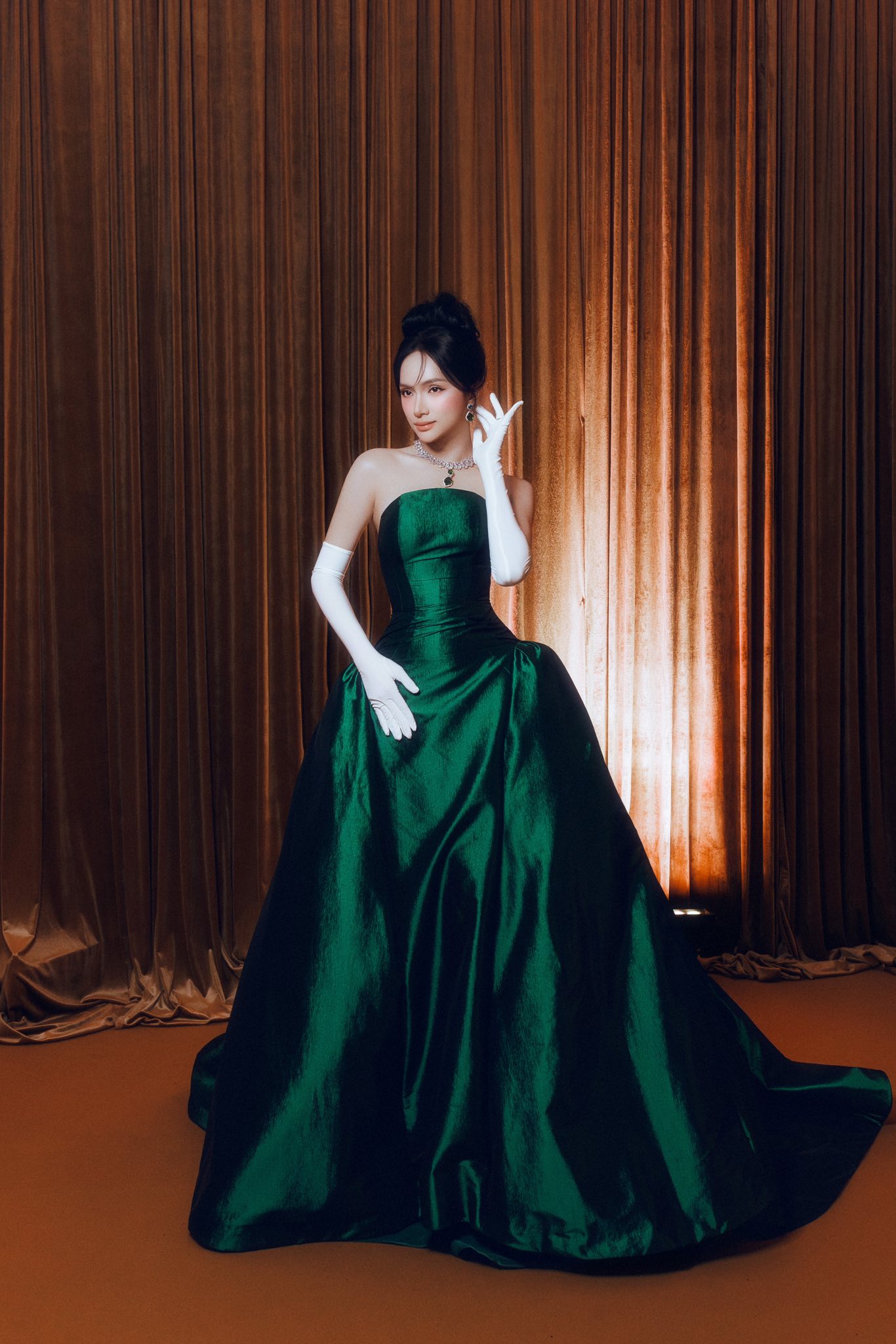 Hương Giang đẹp nuột, eo thắt bé xíu 