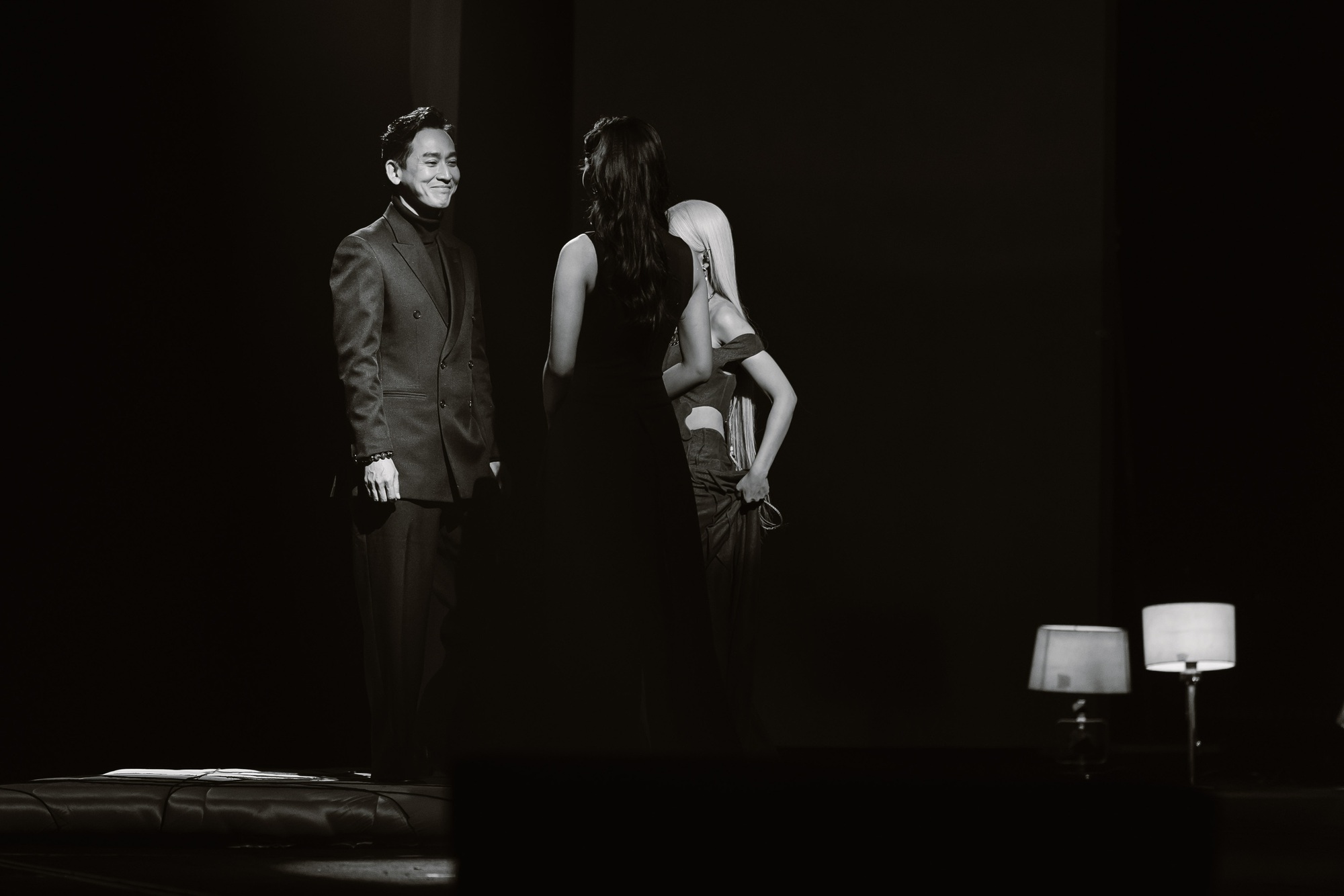 Hậu trường WeChoice Awards 2025: Khoảnh khắc ngọt ng&agrave;o của cặp sao Việt lệch tuổi 29 - Ảnh 3.