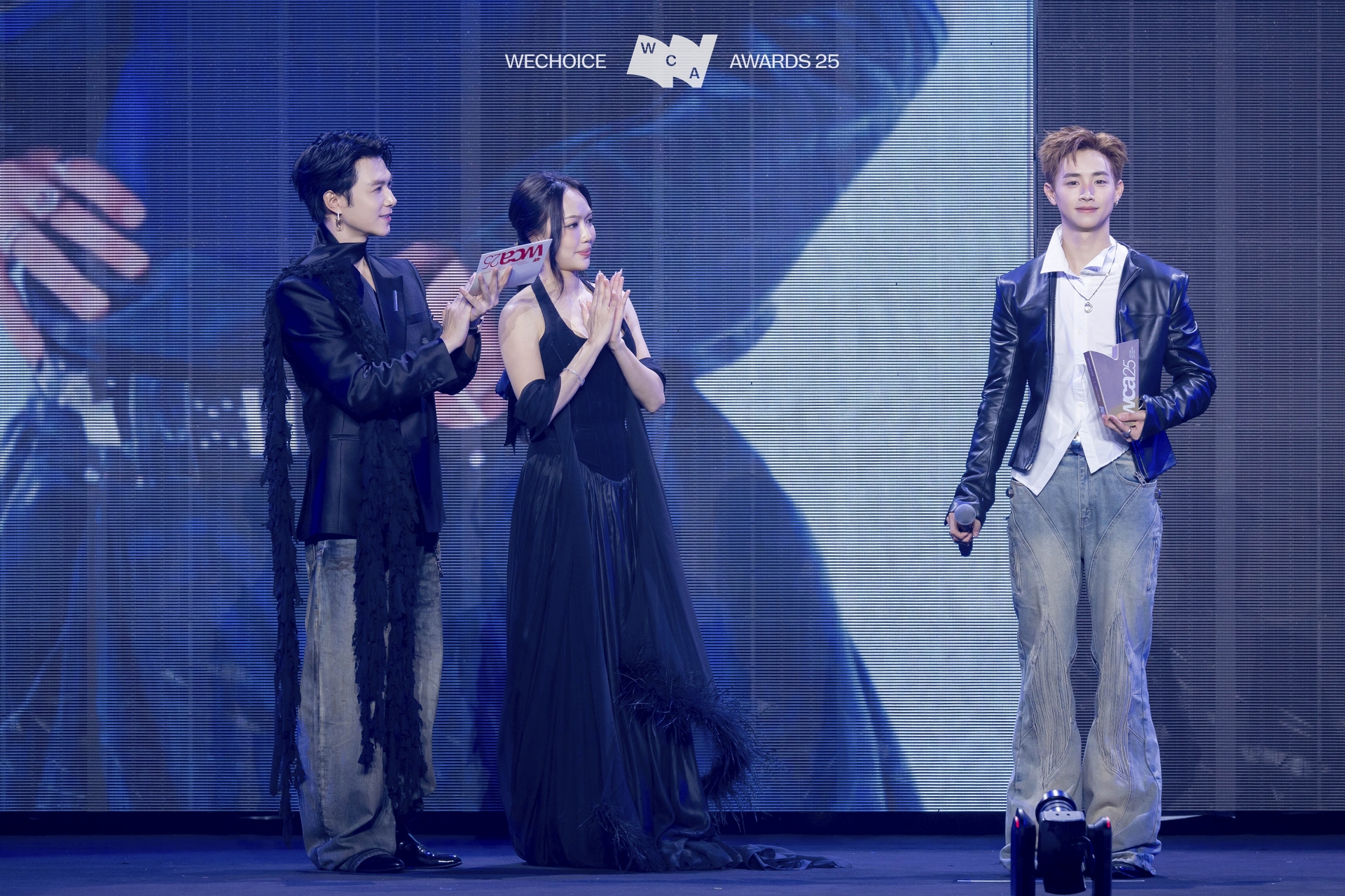 Diệu Nhi v&agrave; Anh T&uacute; g&acirc;y sốt thảm đỏ WeChoice Awards 2025 với khoảnh khắc t&igrave;nh cảm ngọt ng&agrave;o - Ảnh 10.