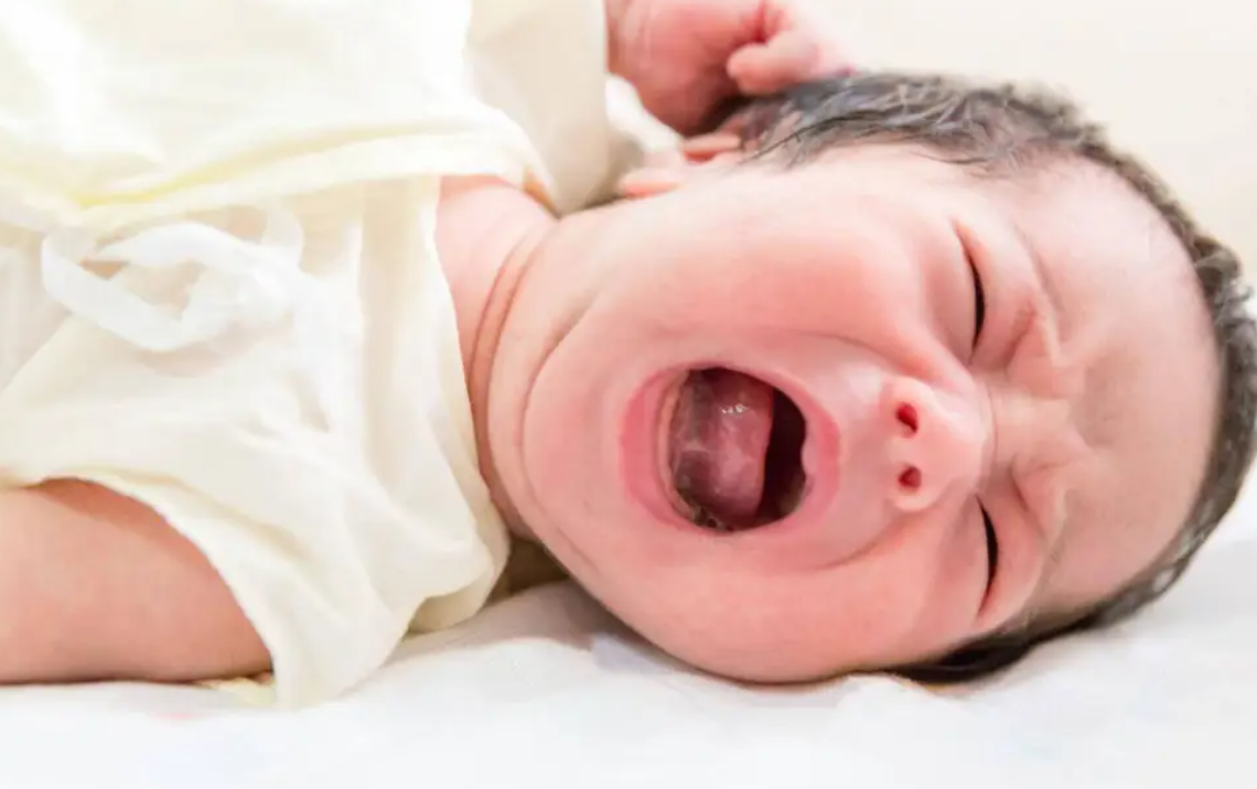 B&eacute; vừa kh&oacute;c đ&atilde; bế? Th&ocirc;i đừng tranh c&atilde;i đ&uacute;ng sai, điều quan trọng l&agrave; cha mẹ c&oacute; bắt đ&uacute;ng t&iacute;n hiệu của con kh&ocirc;ng - Ảnh 1.