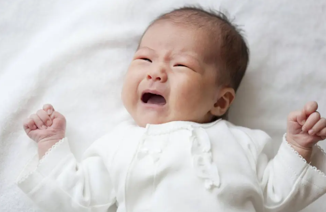 B&eacute; vừa kh&oacute;c đ&atilde; bế? Th&ocirc;i đừng tranh c&atilde;i đ&uacute;ng sai, điều quan trọng l&agrave; cha mẹ c&oacute; bắt đ&uacute;ng t&iacute;n hiệu của con kh&ocirc;ng - Ảnh 3.