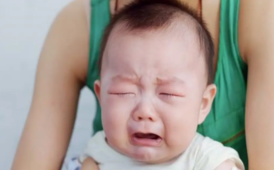 B&eacute; vừa kh&oacute;c đ&atilde; bế? Th&ocirc;i đừng tranh c&atilde;i đ&uacute;ng sai, điều quan trọng l&agrave; cha mẹ c&oacute; bắt đ&uacute;ng t&iacute;n hiệu của con kh&ocirc;ng - Ảnh 4.