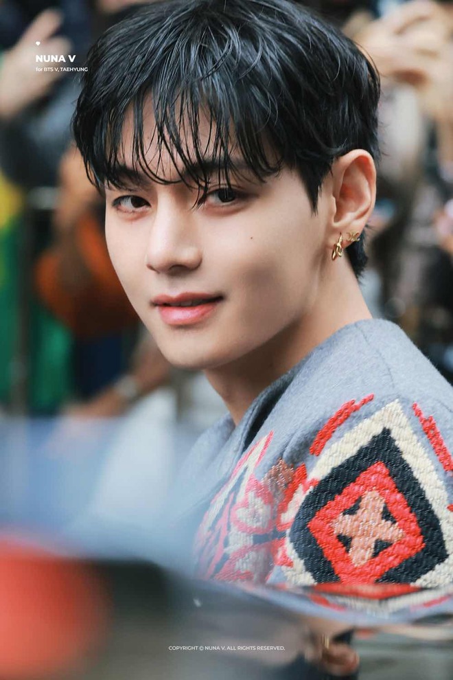1a420v-bts-kim-taehyung-2025-t-1763623403641-17636234039601039170304-1770524828596-1770524829000484772816-1770642854220-1770642855125973838560.jpg