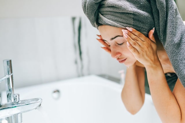 Bác sĩ da liễu chia sẻ những thói quen hằng ngày dễ làm mụn nổi nhiều hơn và cách để da sạch mụn, càng gần Tết chị em càng phải biết - Ảnh 4.