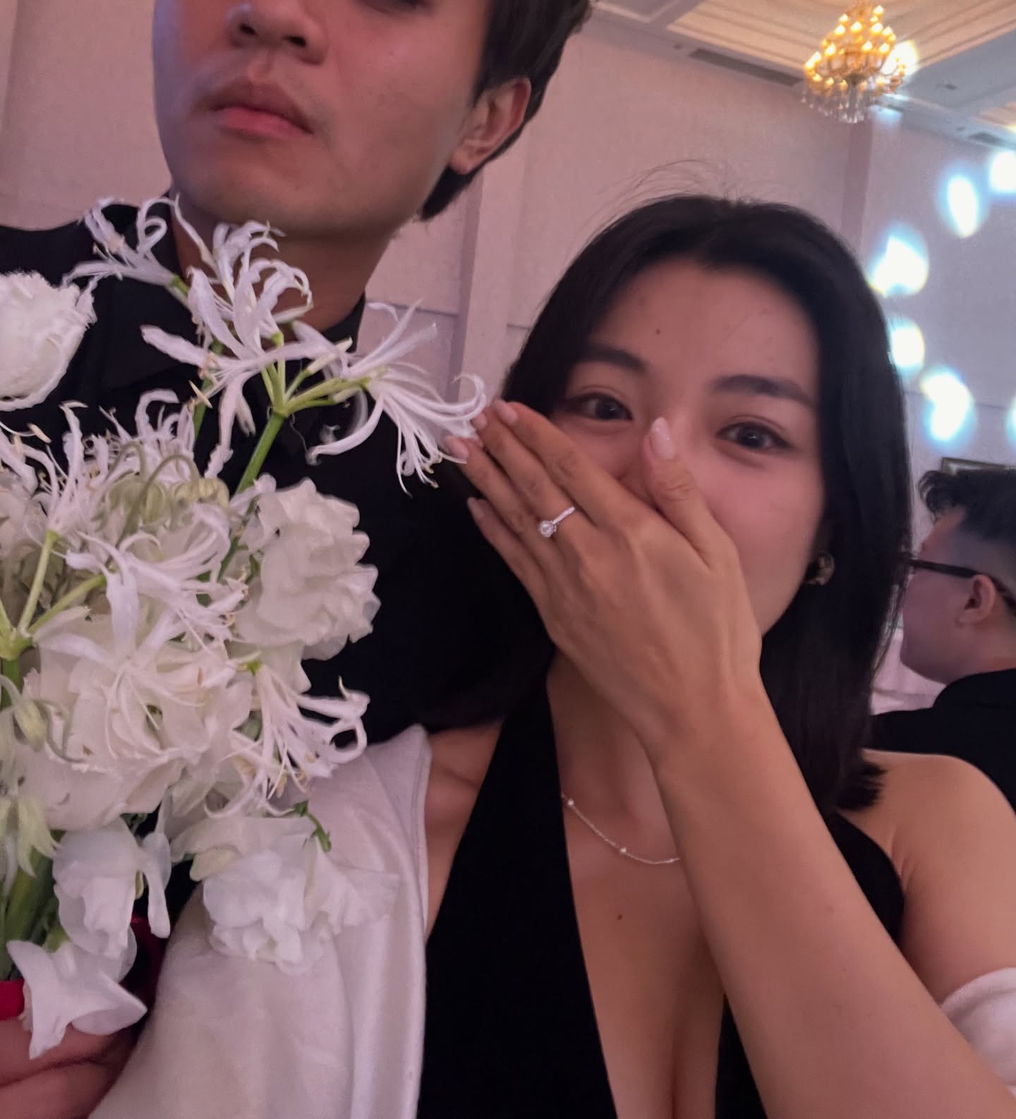 Lan Thy cầu h&ocirc;n tại đ&aacute;m cưới bất ngờ c&ugrave;ng nhạc trưởng Dustin Ti&ecirc;u - Ảnh 3.