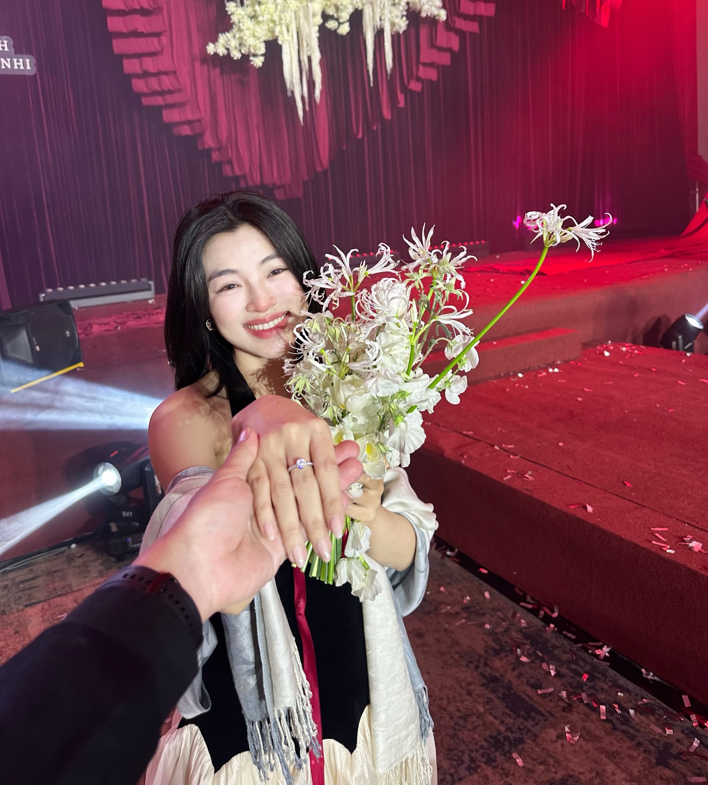 Lan Thy cầu h&ocirc;n tại đ&aacute;m cưới bất ngờ c&ugrave;ng nhạc trưởng Dustin Ti&ecirc;u - Ảnh 1.