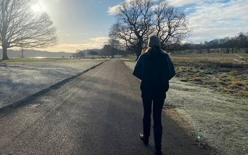 Người phụ nữ 62 tuổi đi 10.000 bước mỗi ng&agrave;y, cuối c&ugrave;ng &ldquo;hỏng&rdquo; đầu gối! Chuy&ecirc;n gia chỉ ra sự thật khiến c&agrave;ng đi c&agrave;ng mất cơ - Ảnh 2.