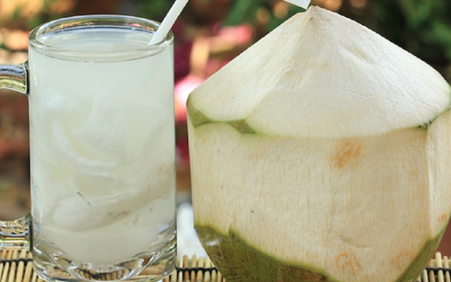 Đi biển phải đối mặt với say nắng, mất nước, rối loạn ti&ecirc;u h&oacute;a hay l&agrave;n da bị t&agrave;n ph&aacute; th&igrave; h&atilde;y uống ngay 1 loại nước 