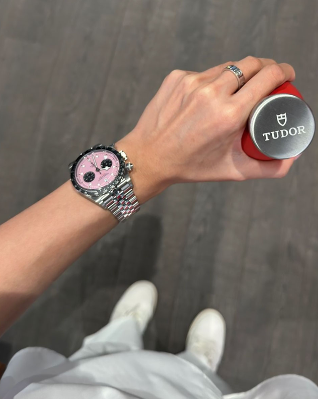 edit-hoa-hau-ky-duyen-dong-ho-tudor-black-bay-chrono-pink-03-1770601350077887447328-1770639647023-1770639647563956430211.png