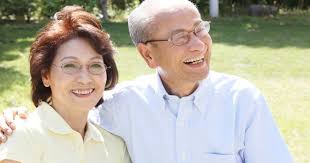 Khi về gi&agrave;, bố mẹ t&ocirc;i ng&agrave;y n&agrave;o cũng ăn ngo&agrave;i. B&aacute;c sĩ: Chế độ ăn uống c&acirc;n bằng hầu như kh&ocirc;ng ảnh hưởng đến tuổi thọ; việc thưởng thức m&oacute;n ăn quan trọng hơn - Ảnh 1.