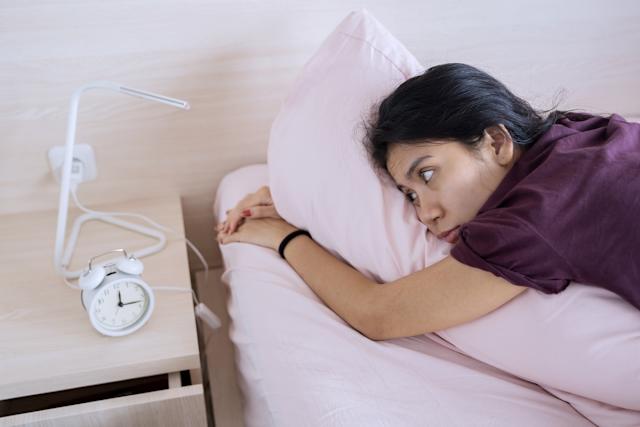 Nhấn nút báo thức lại trên đồng hồ để ngủ thêm 5 phút nữa? Một bác sĩ tâm thần cảnh báo về 