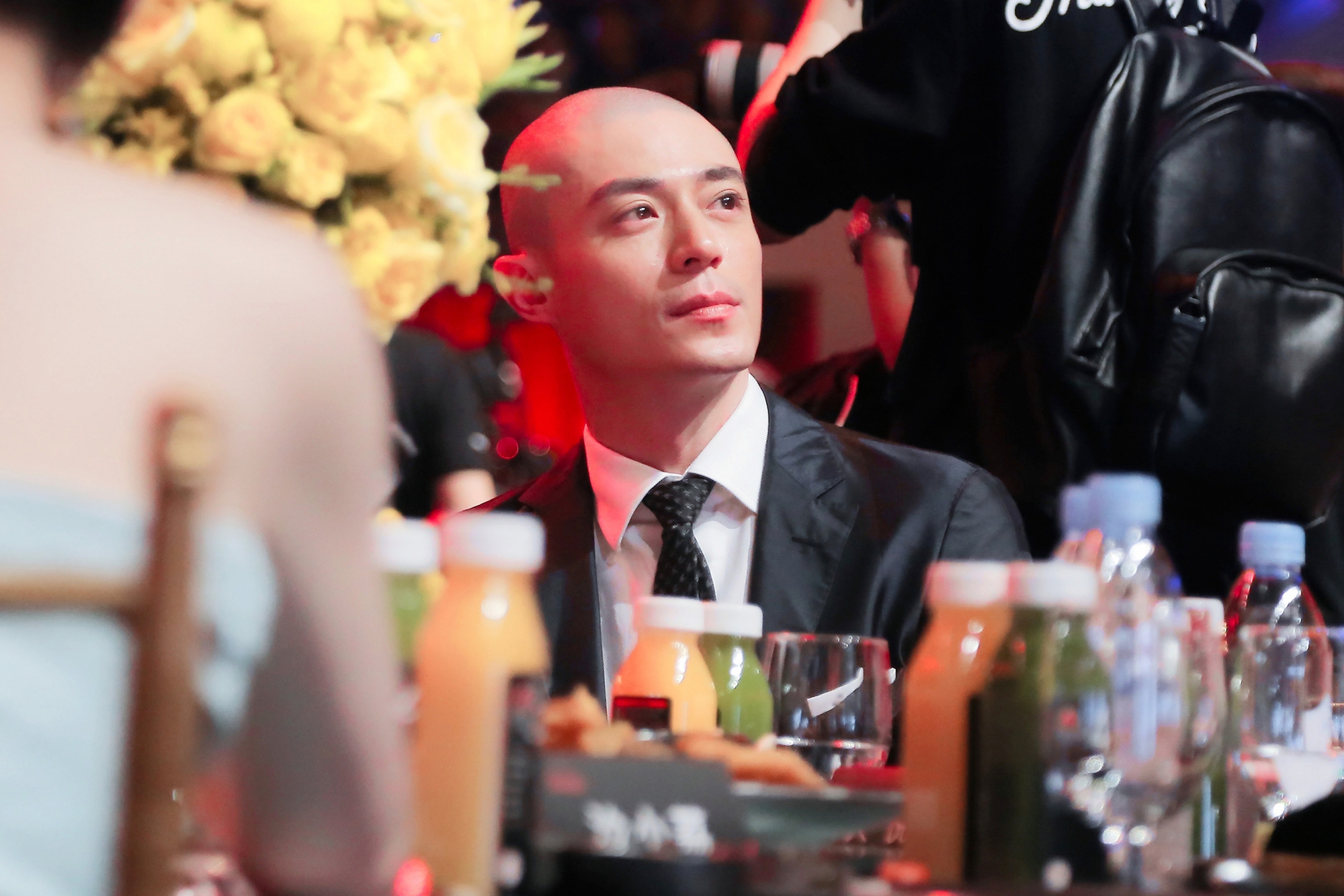 Hoắc Kiến Hoa cạo trọc đầu và những bí mật phía sau ấn tượng từ hậu trường - Ảnh 10. Hoắc Kiến Hoa cạo trọc đầu và những bí mật phía sau ấn tượng từ hậu trường - Ảnh 10.