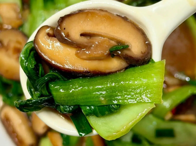 Nấm hương và rau cải thìa: 4 lưu ý nhất định phải biết để sự kết hợp hoàn hảo làm nên món rau xào cực đưa cơm - Ảnh 2.