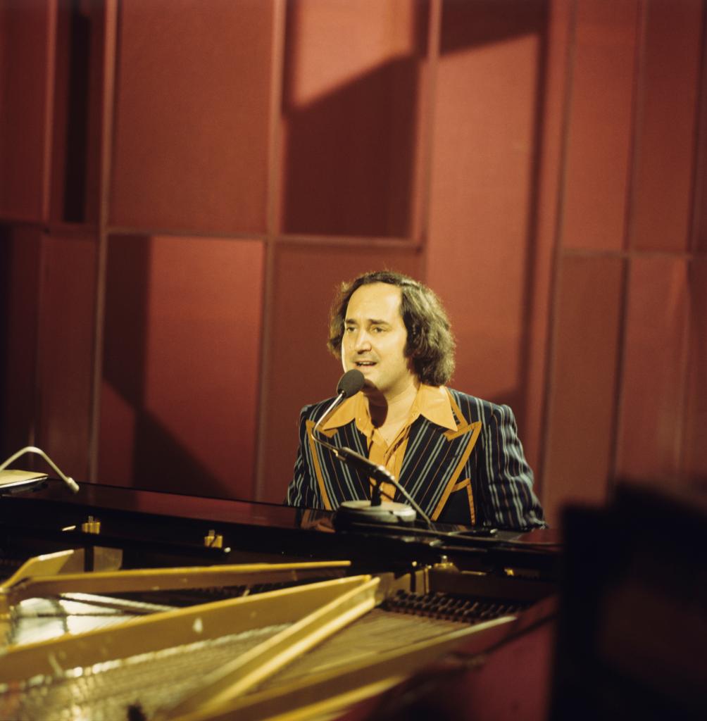 neil-sedaka-performs-stage-circa-122364312-17722954140551703872030-1772337816547-17723378167732006478842.jpg