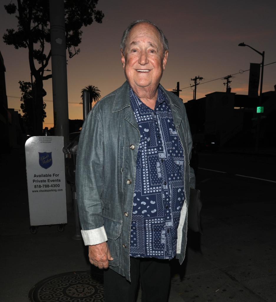 neil-sedaka-seen-april-21-122364290789609-177229541405373884444-1772337809564-17723378098811799150250.jpg