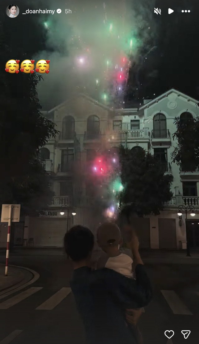 Do&atilde;n Hải My bế con ngắm ph&aacute;o hoa ở khu biệt thự bạc tỷ, một c&acirc;u n&oacute;i của b&agrave; ngoại về Văn Hậu cực viral - Ảnh 1.