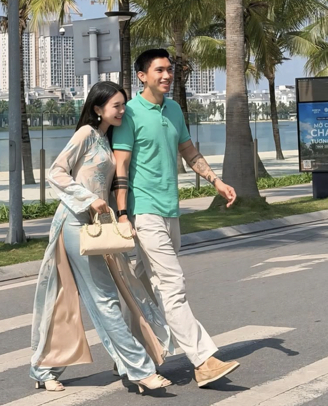 Do&atilde;n Hải My bế con ngắm ph&aacute;o hoa ở khu biệt thự bạc tỷ, một c&acirc;u n&oacute;i của b&agrave; ngoại về Văn Hậu cực viral - Ảnh 2.