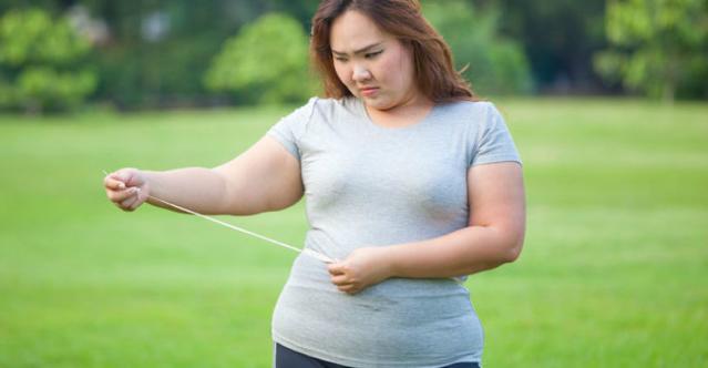 Ăn uống điều độ nhưng cholesterol vẫn tăng? Nguyên nhân nhiều phụ nữ sau 40 không ngờ tới - Ảnh 1.