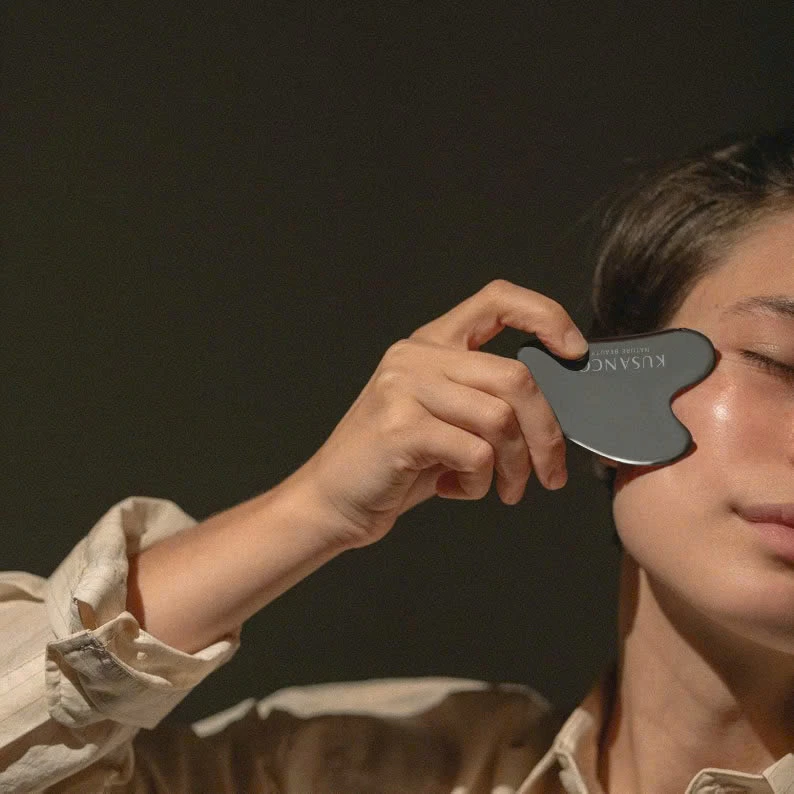 5 phút massage guasha mỗi tối: Nàng blogger giữ da căng bóng, không 1 nếp nhăn - Ảnh 6.