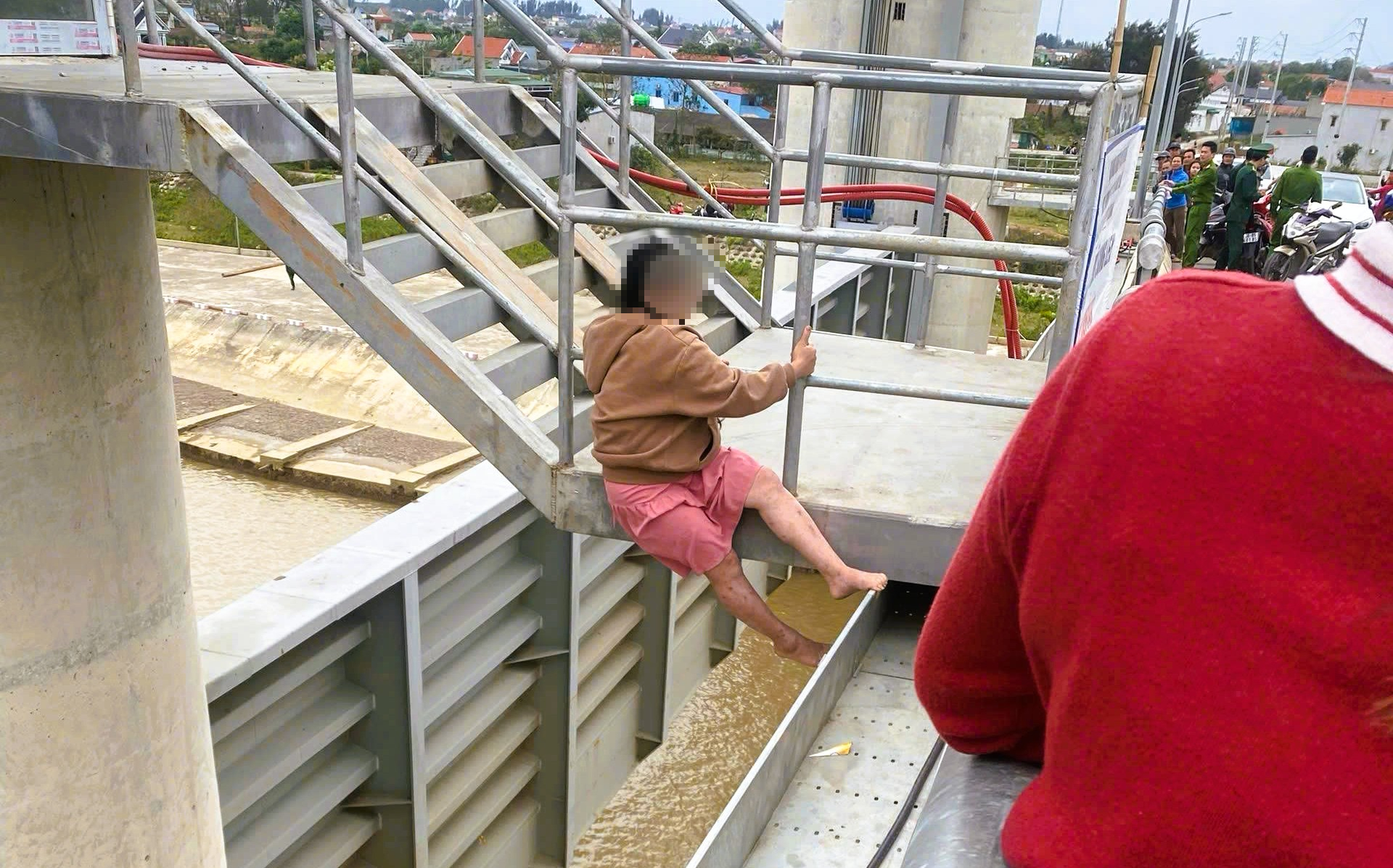 Cảnh s&aacute;t thanh h&oacute;a kịp thời cứu thai phụ mang thai 7 th&aacute;ng định nhảy cầu tự tử - Ảnh 1.