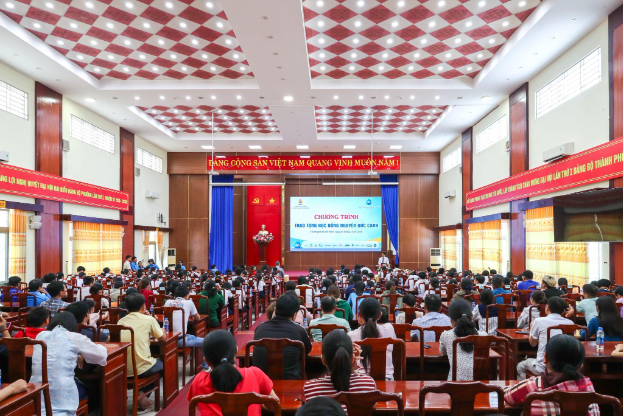 P&G Việt Nam trao học bổng cho 150 tấm gương hiếu học tại TP.HCM- Ảnh 1.