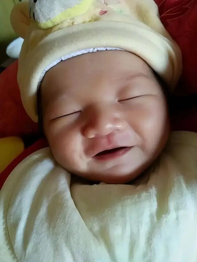 Vì sao em bé đang ngủ bỗng “cười trộm”? Khoa học đã có lời giải, bố mẹ nên biết - Ảnh 3.