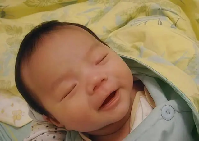 Vì sao em bé đang ngủ bỗng “cười trộm”? Khoa học đã có lời giải, bố mẹ nên biết - Ảnh 4.