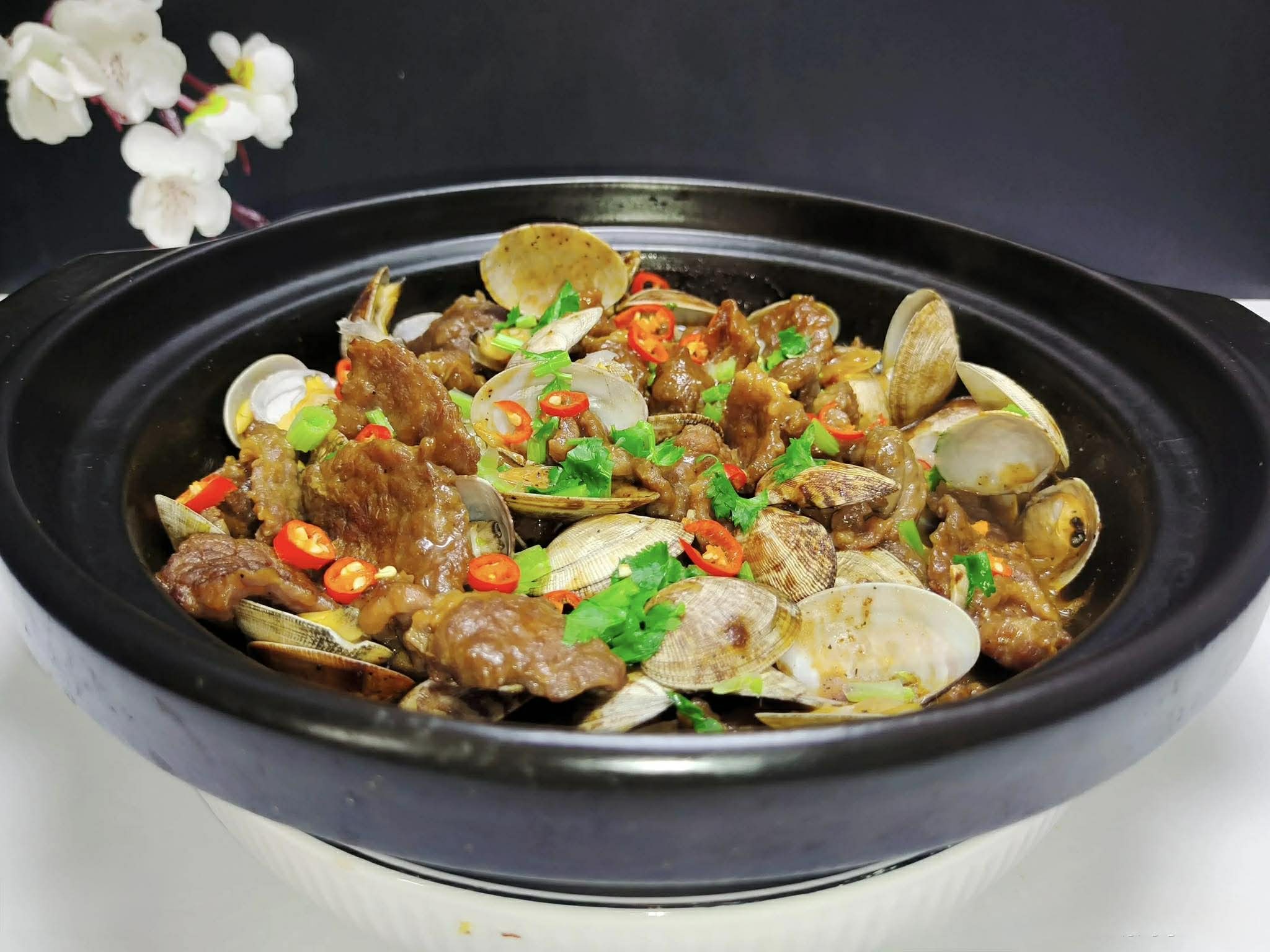 Mua ngao v&agrave; thịt b&ograve; nấu m&oacute;n ăn m&agrave; chỉ cần mở nắp, hương thơm ng&agrave;o ngạt lan tỏa, cả nh&agrave; ăn hết veo trong nh&aacute;y mắt - Ảnh 2.