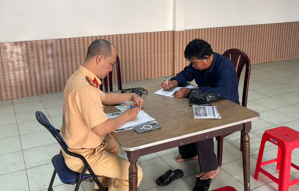 TPHCM: Xử l&yacute; t&agrave;i xế tự &yacute; gắn hai đ&egrave;n s&aacute;ng trưng g&acirc;y ch&oacute;i mắt người kh&aacute;c - Ảnh 1.