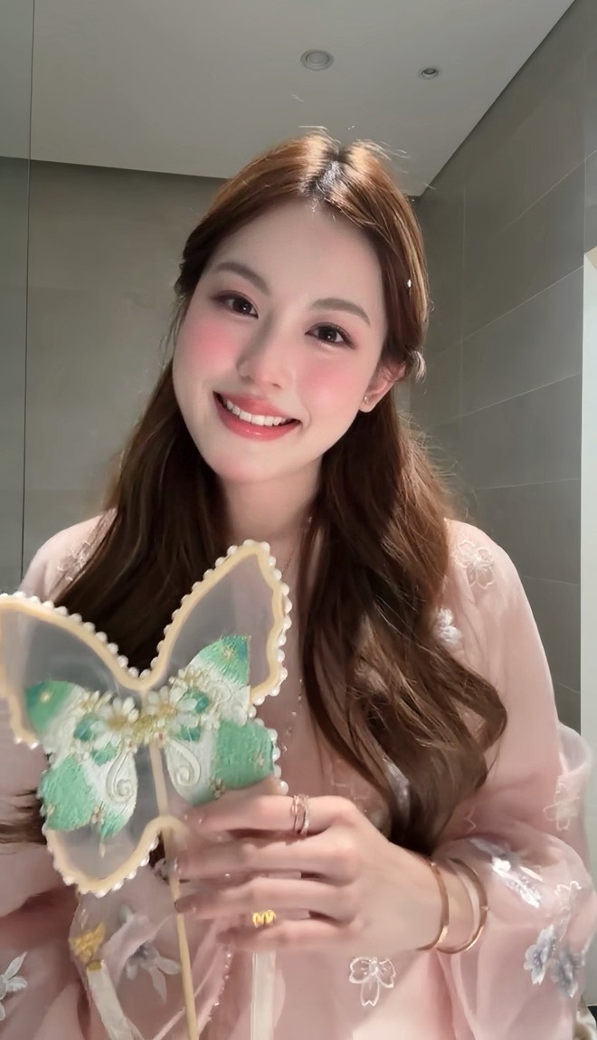 Bạn g&aacute;i HIEUTHUHAI thăng hạng nhan sắc, đẹp chuẩn hot girl nhờ 