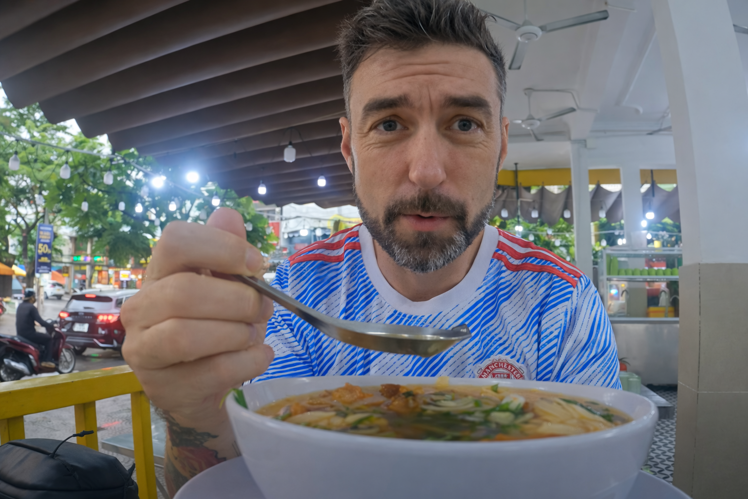 Khen phở &ldquo;rất ngoan&rdquo;, anh T&acirc;y khiến cả qu&aacute;n bật cười v&igrave; nhầm một chữ tiếng Việt - Ảnh 2.