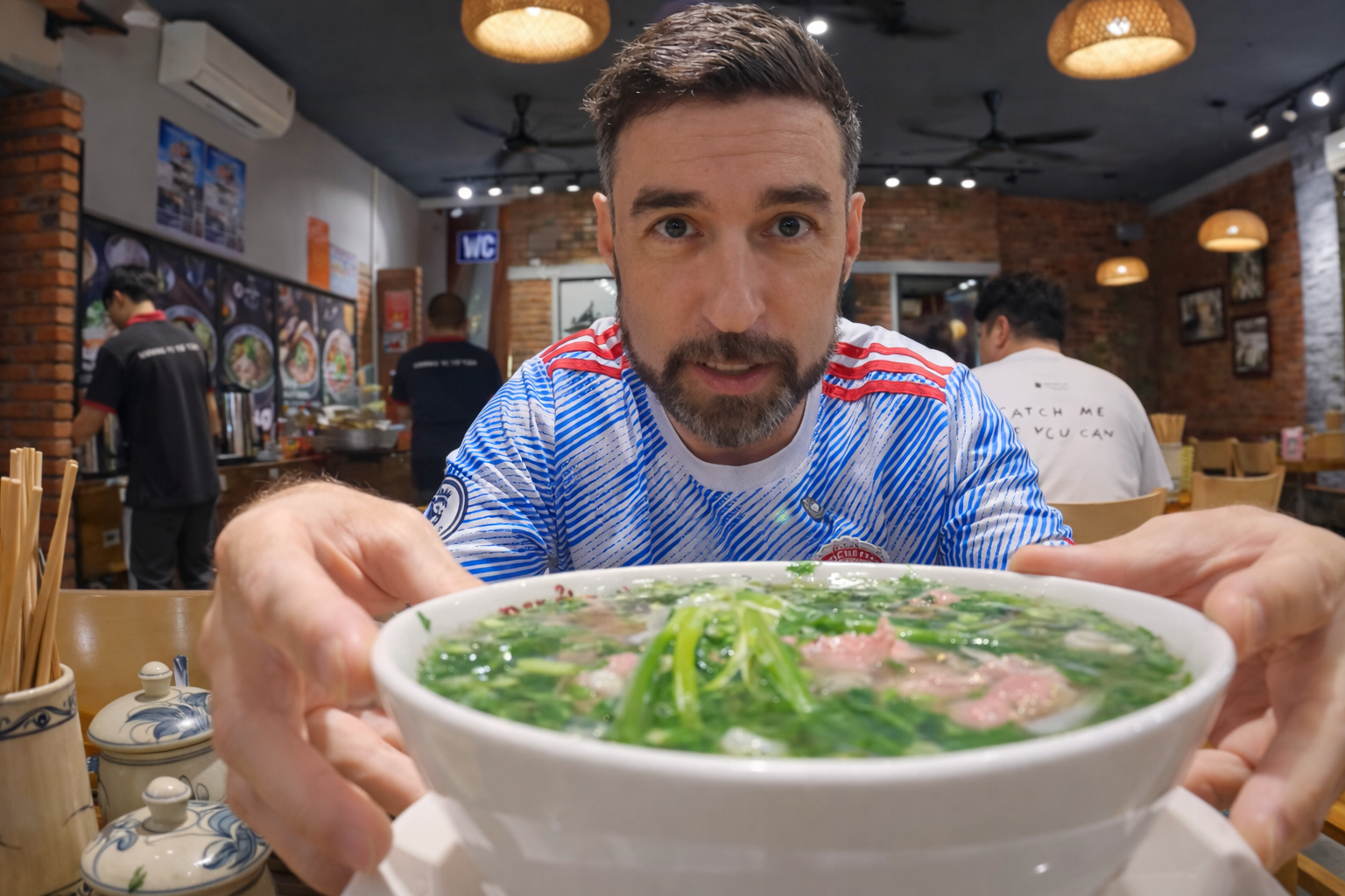 Khen phở &ldquo;rất ngoan&rdquo;, anh T&acirc;y khiến cả qu&aacute;n bật cười v&igrave; nhầm một chữ tiếng Việt - Ảnh 1.