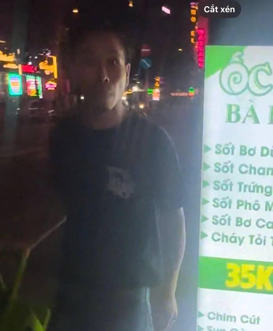 Shipper bị tấn c&ocirc;ng tại qu&aacute;n ốc ở tp . Hcm: Đoạn clip g&acirc;y x&ocirc;n xao dư luận - Ảnh 1.