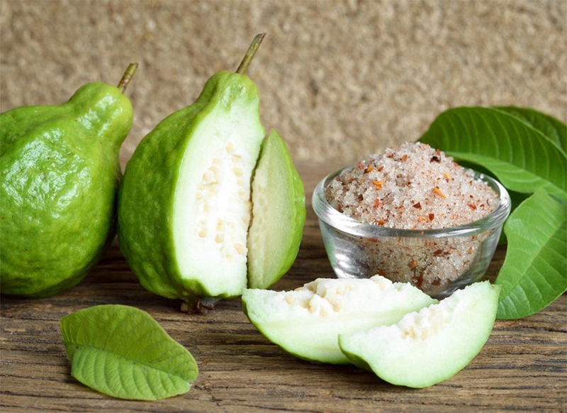 Nhiều người chỉ xem ổi l&agrave; tr&aacute;i c&acirc;y ăn vặt, nhưng lợi &iacute;ch sức khỏe của n&oacute; lại đ&aacute;ng ngạc nhi&ecirc;n- Ảnh 3.