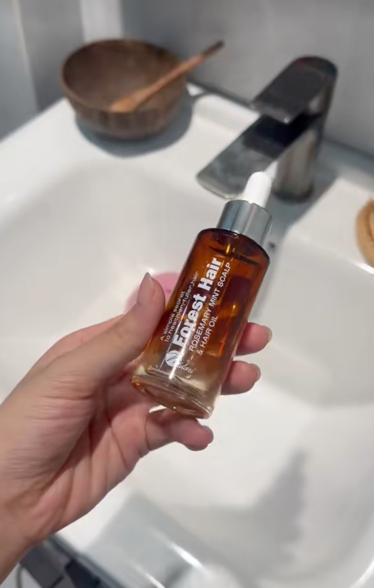 Cô nàng này khoe mái tóc đen bóng và tua tủa tóc con: Bí mật nằm ở bước ủ với lọ dầu dưỡng giá hơn 100k- Ảnh 7.